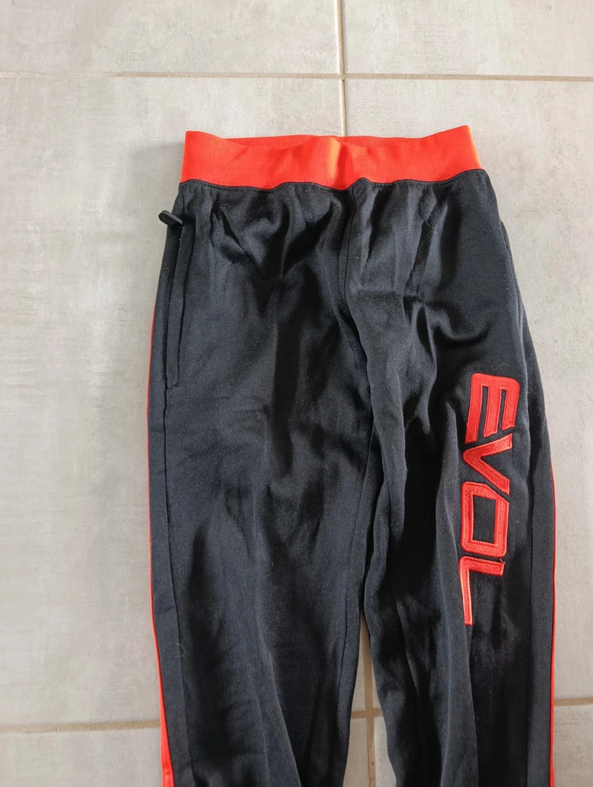 Evol trainingsbroek zwart en rood – 2XS – Ritssluiting bij de enkels – photo 2